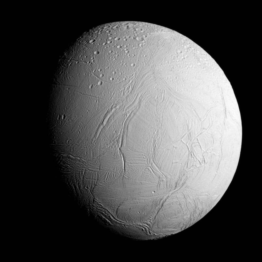 La luna ghiacciata Encelado di Saturno ripresa dalla sonda Cassini della NASA