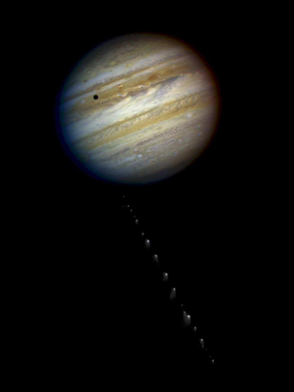 La cometa Shoemaker-Levy 9 frammentata in una catena di nuclei mentre si avvicina a Giove