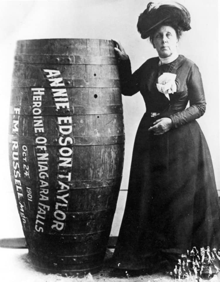 Annie Edson Taylor con il barile e un gatto in una foto del 1901