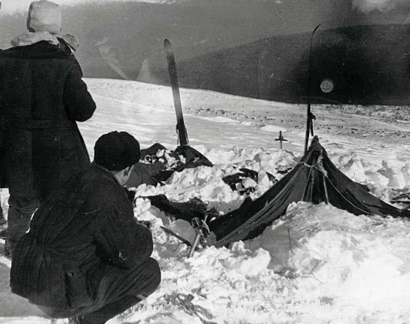La tenda del gruppo Dyatlov sepolta dalla neve, fotografata il 26 febbraio 1959