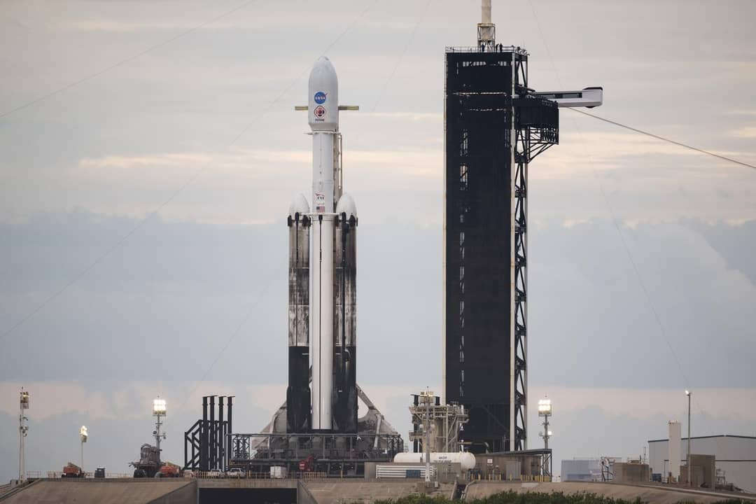 La sonda Psyche sulla rampa di lancio prima del decollo nell'ottobre 2023