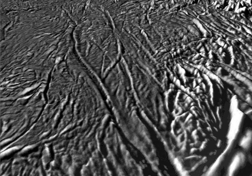 Le fratture chiamate tiger stripes al polo sud di Encelado fotografate dalla sonda Cassini