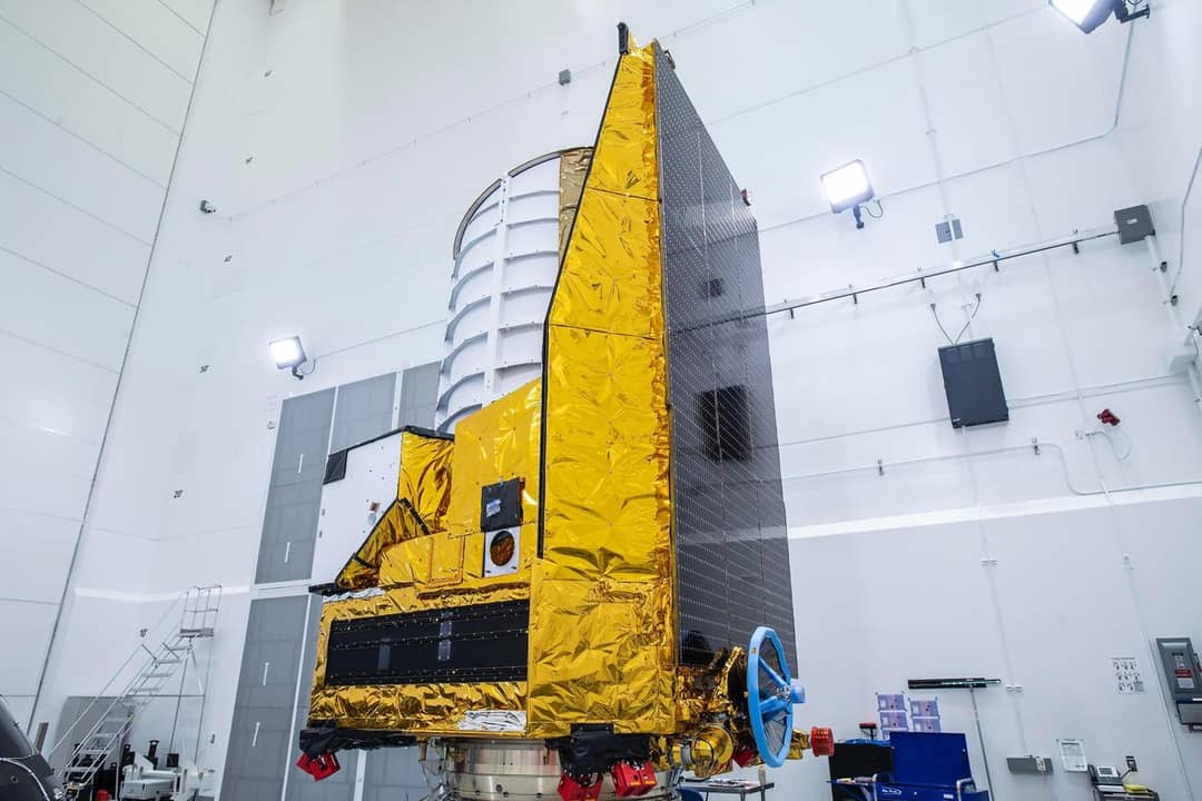 Il telescopio spaziale Euclid dell'ESA in camera bianca durante l'assemblaggio