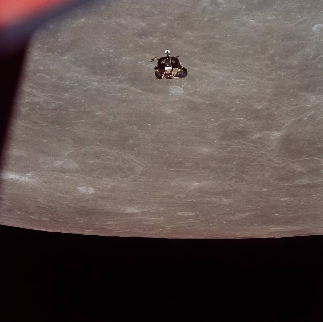 Modulo lunare Eagle dell'Apollo 11 fotografato dal modulo di comando