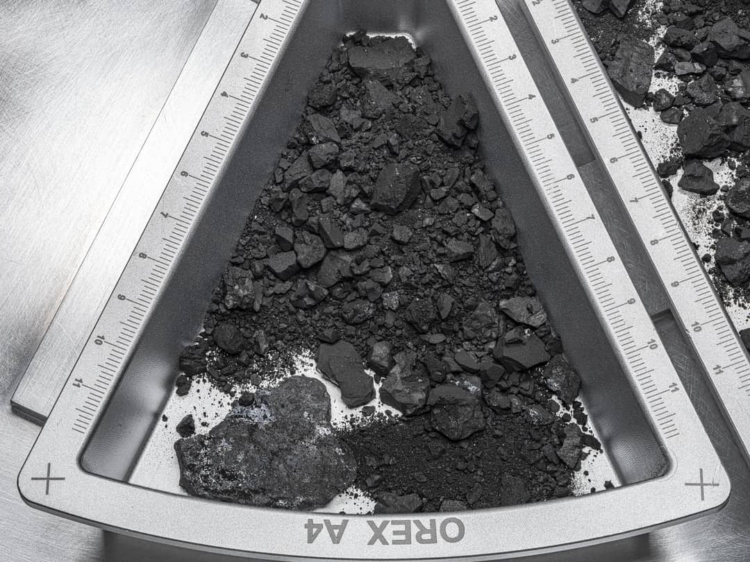 Il campione scuro di polvere e ghiaia dell'asteroide Bennu raccolto dalla missione OSIRIS-REx