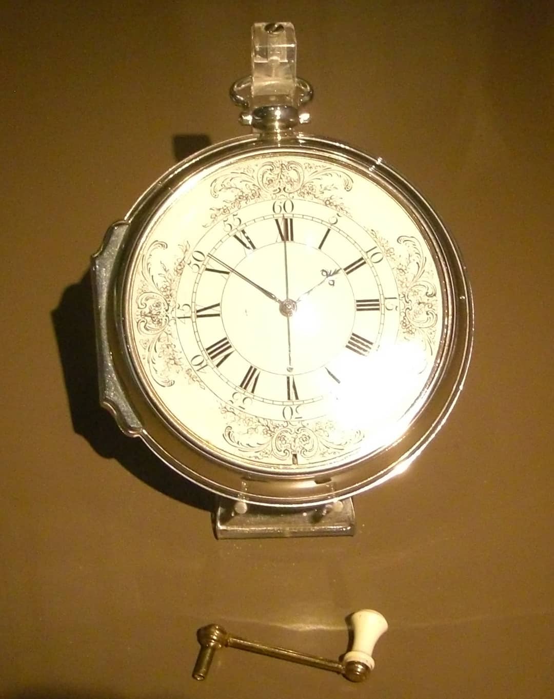 Il cronometro marino H4 di John Harrison, simile a un grande orologio da tasca