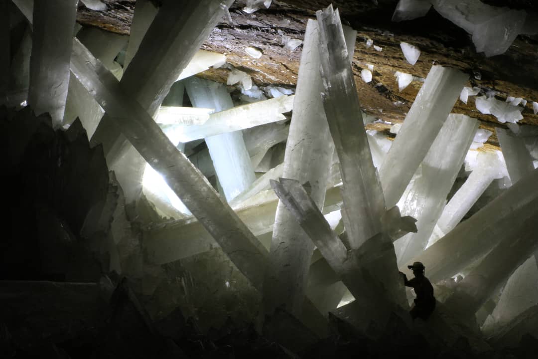 Le enormi travi di selenite della Grotta dei Cristalli di Naica fotografate con un esploratore di scala