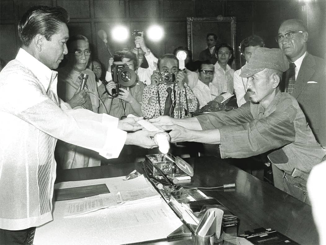 Hiroo Onoda consegna la spada al presidente filippino Ferdinand Marcos nel 1974