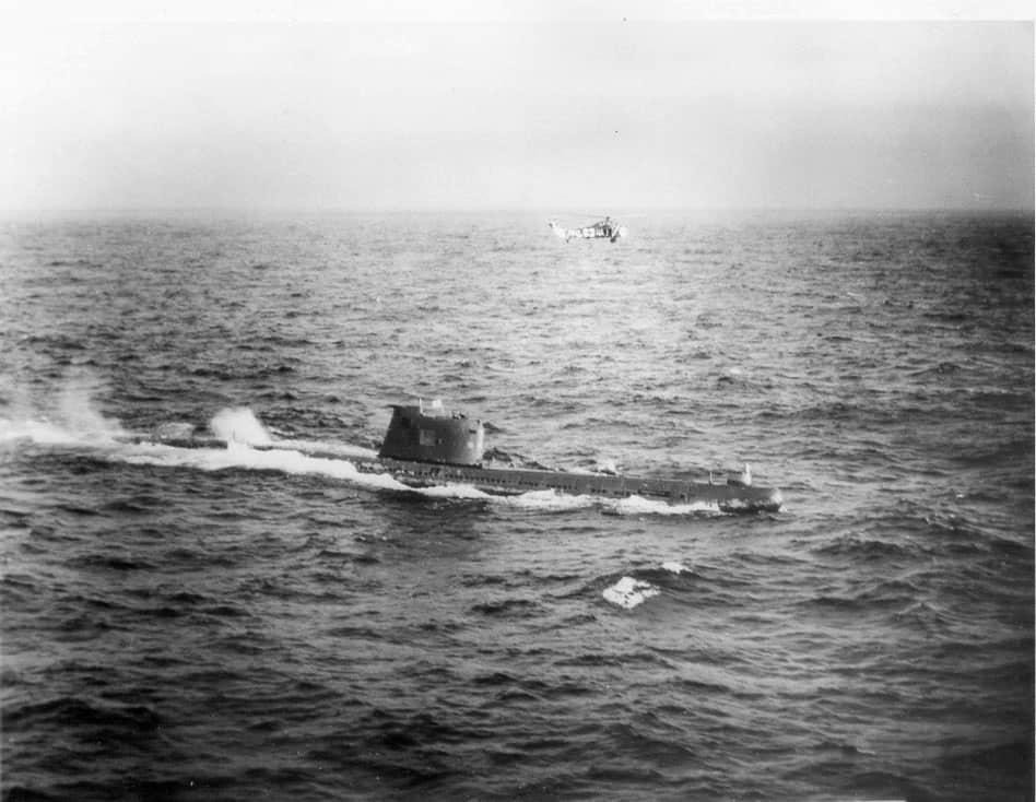Il sottomarino sovietico B-59 emerso e circondato da navi statunitensi nell'ottobre 1962