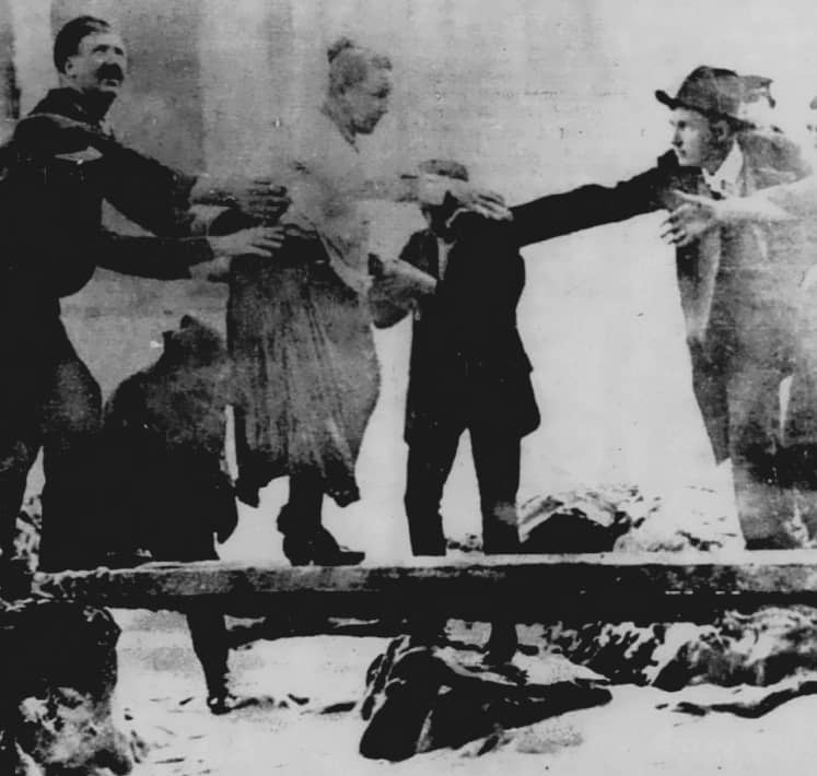 Annie Edson Taylor aiutata a scendere a terra dopo il salto dalle Horseshoe Falls