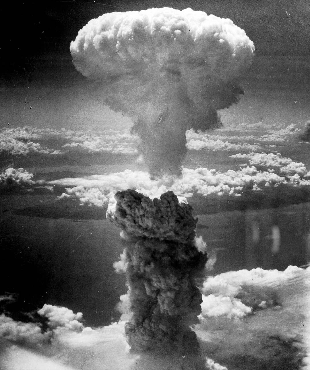 La nube a fungo dell'esplosione atomica su Nagasaki il 9 agosto 1945