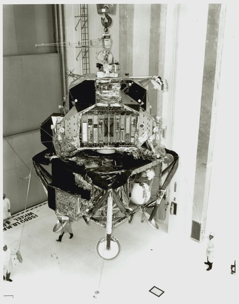 Modulo lunare Apollo 11 in fase di assemblaggio o test, riferimento storico NASA