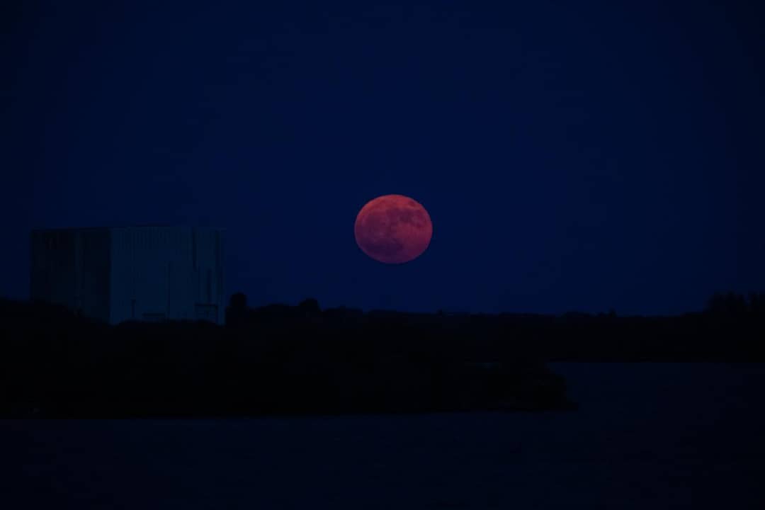 La Luna piena nel cielo notturno