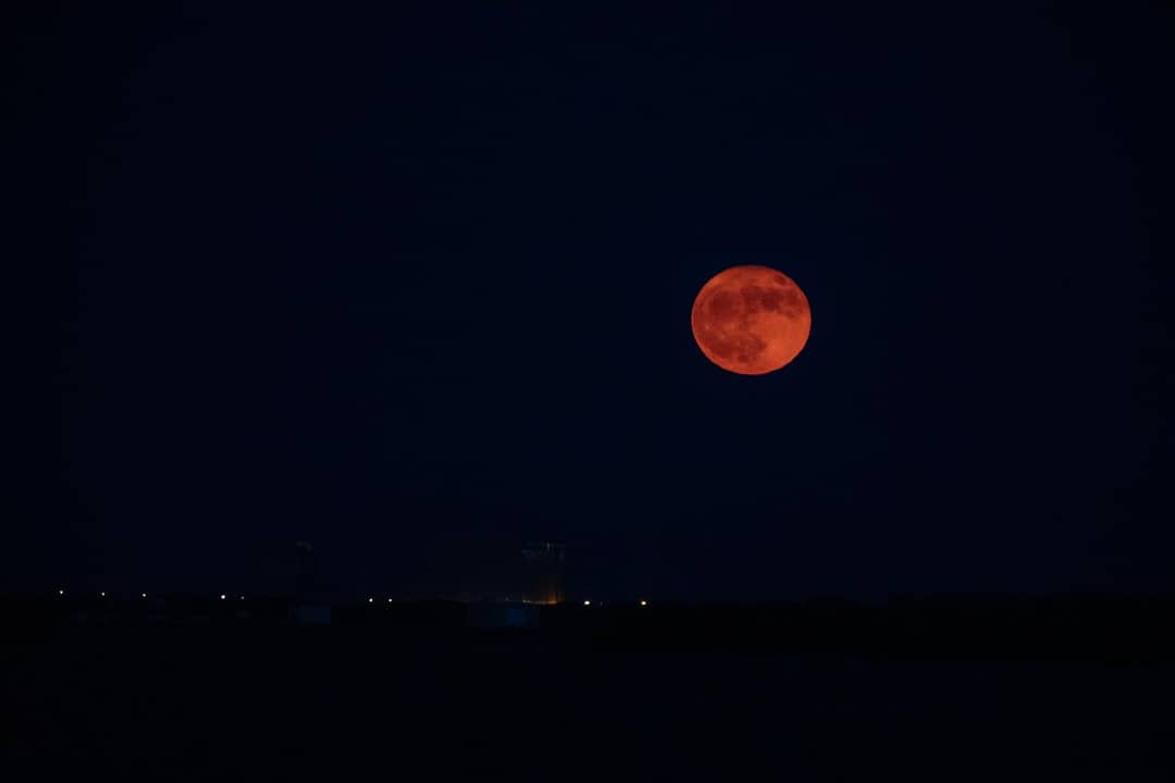 La Luna piena fotografata nel cielo notturno