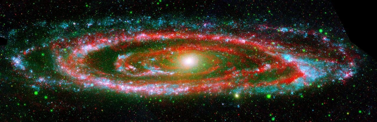Immagine spettacolare della galassia di Andromeda in infrarosso ripresa da Spitzer