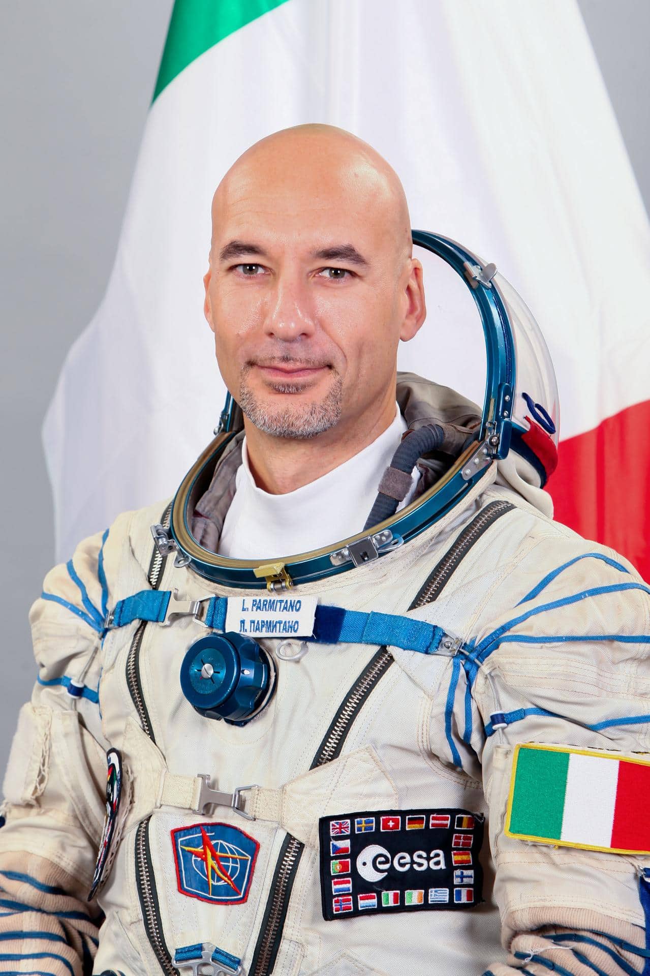 Ritratto ufficiale dell'astronauta dell'ESA Luca Parmitano con la tuta spaziale