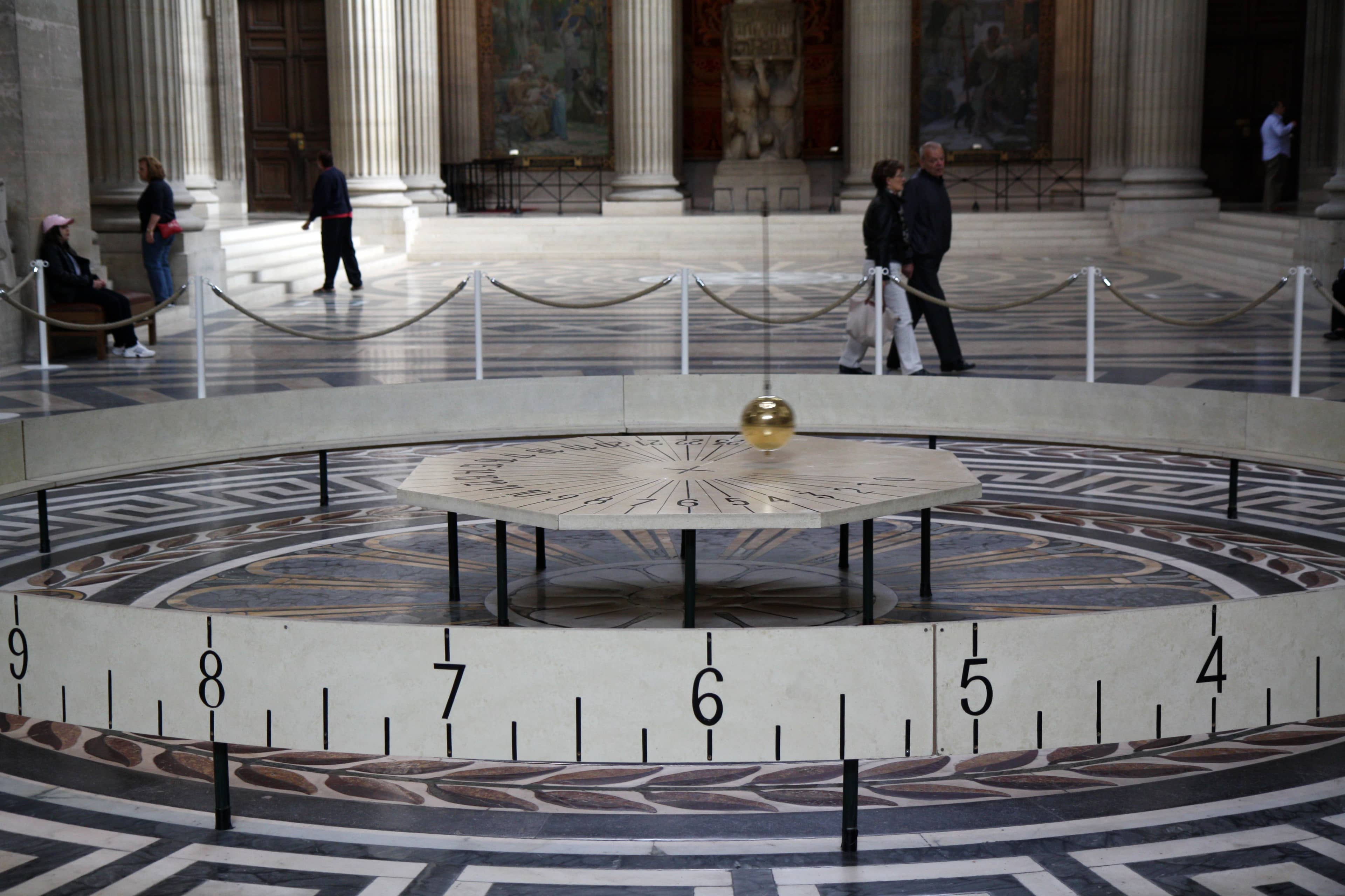 Il pendolo di Foucault sospeso sotto la cupola del Panthéon di Parigi, con la sfera metallica appesa a un lungo cavo