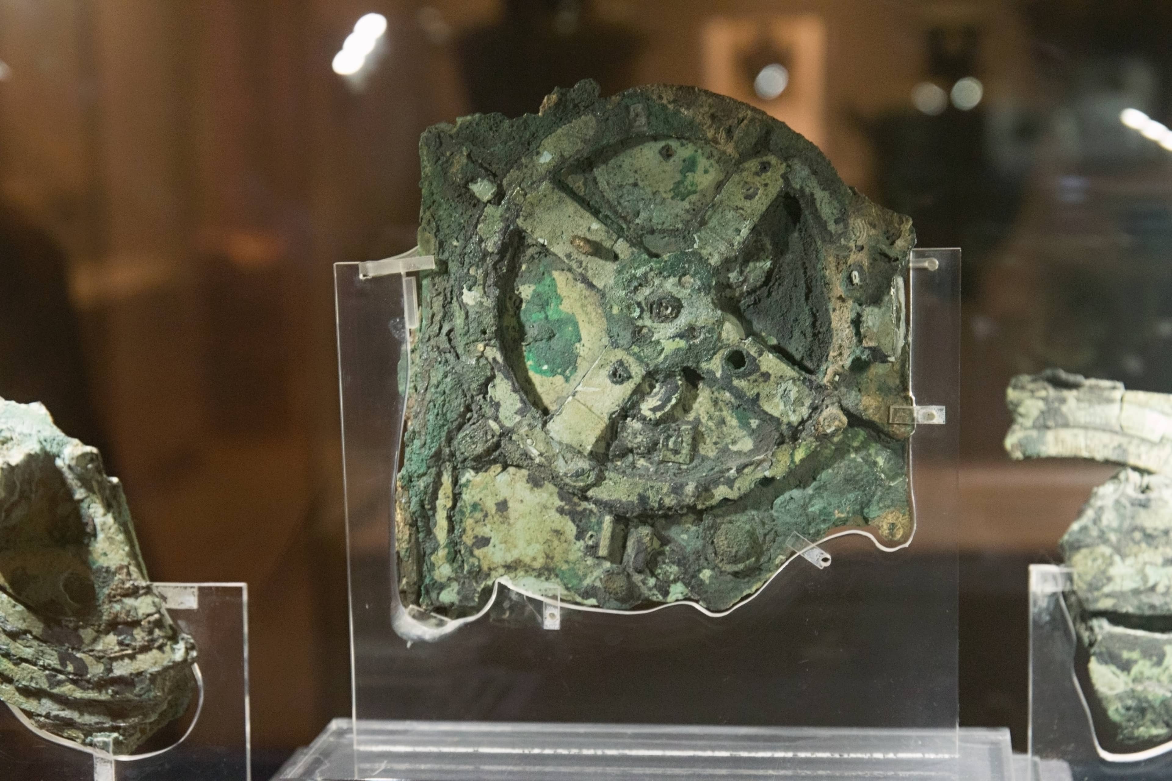Frammento principale del meccanismo di Anticitera in bronzo esposto al Museo Archeologico Nazionale di Atene