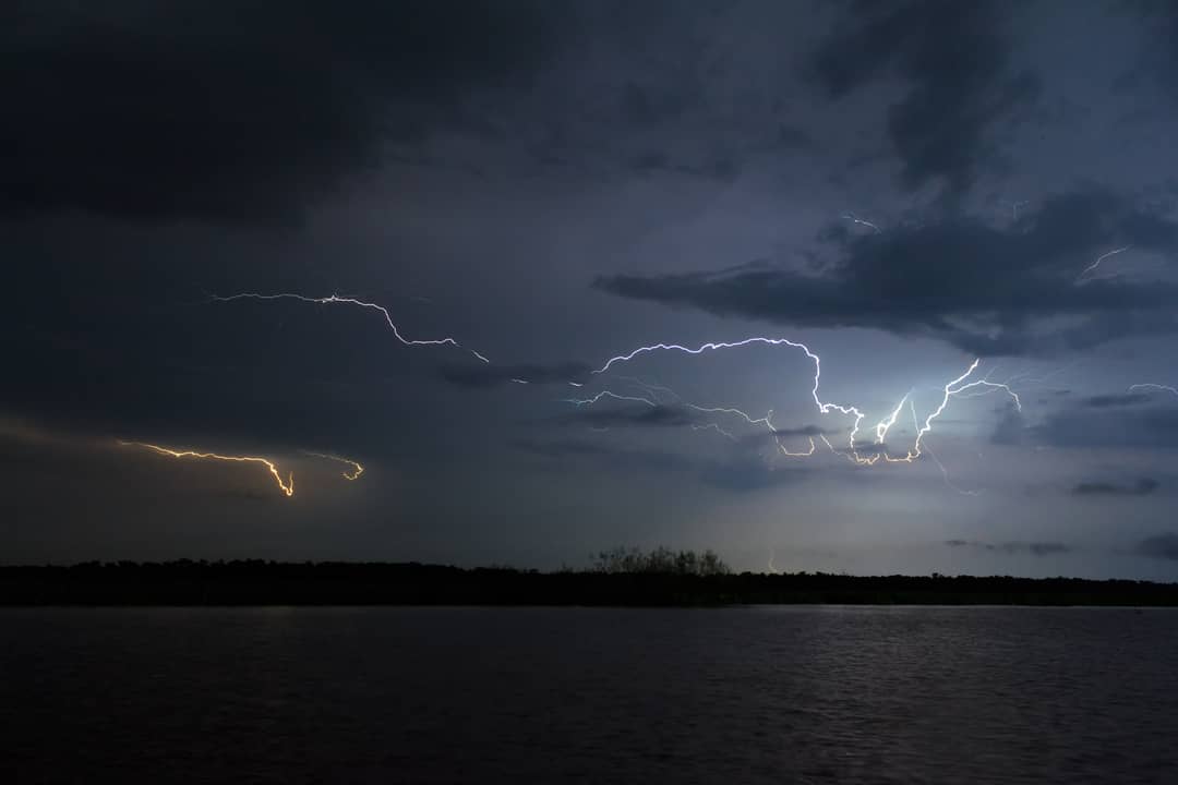 Fulmini multipli illuminano il cielo notturno sopra il Lago di Maracaibo