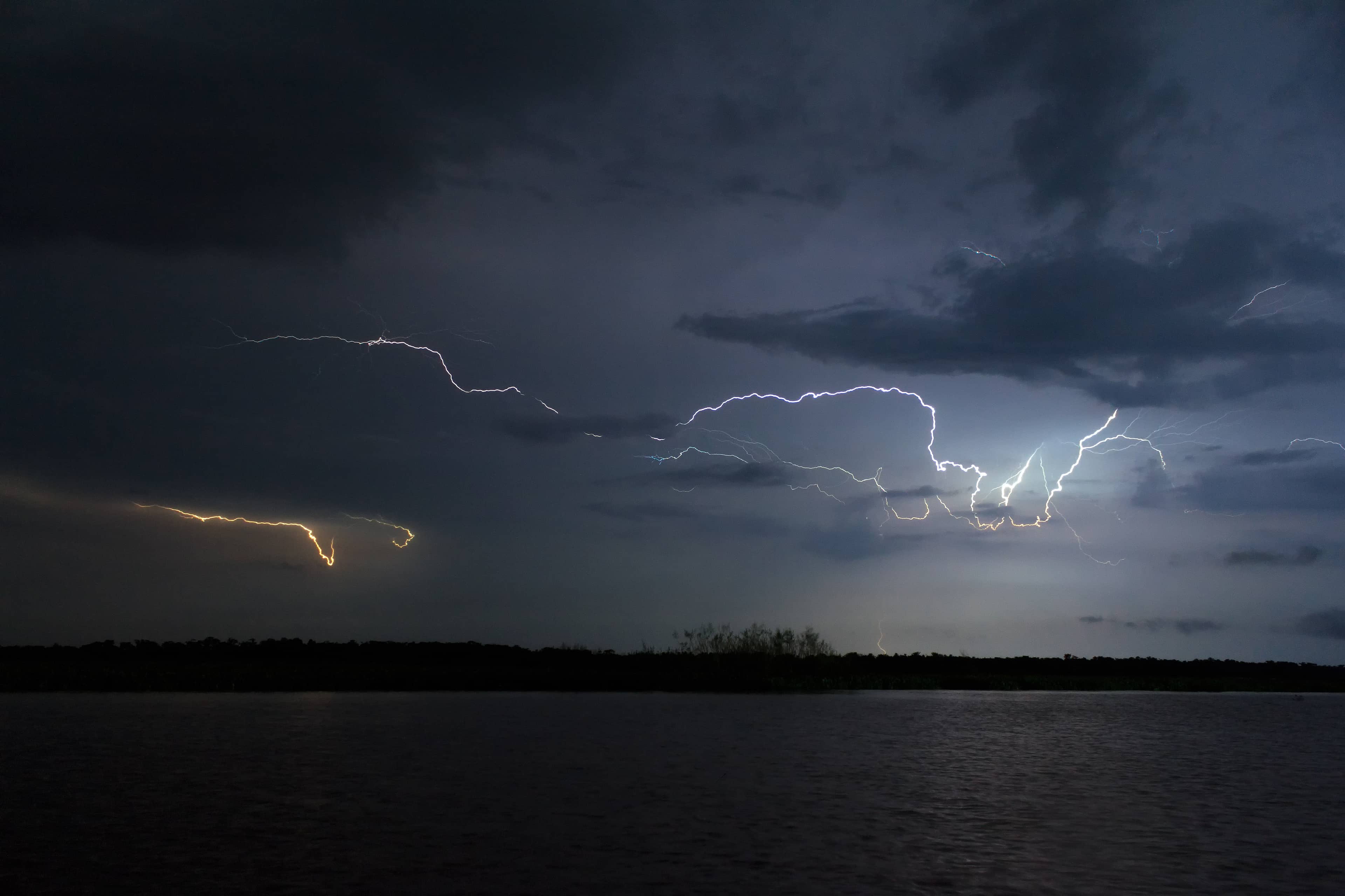 Fulmini multipli illuminano il cielo notturno sopra il Lago di Maracaibo in Venezuela