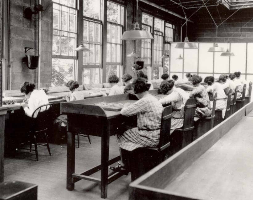 Operaie che dipingono quadranti con vernice al radio in una fabbrica del 1922