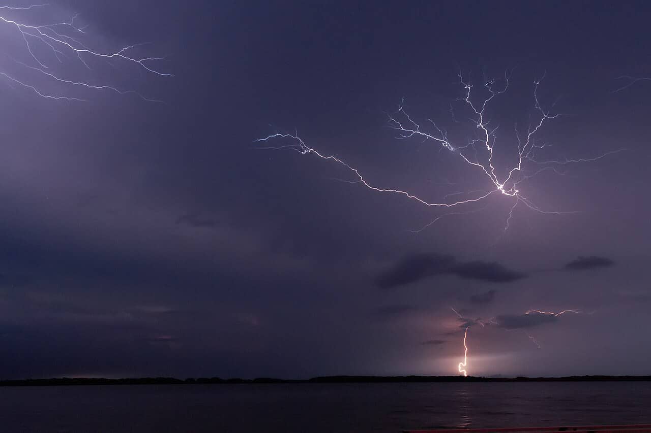 Fulmini del Catatumbo che illuminano il cielo notturno sopra il Lago di Maracaibo