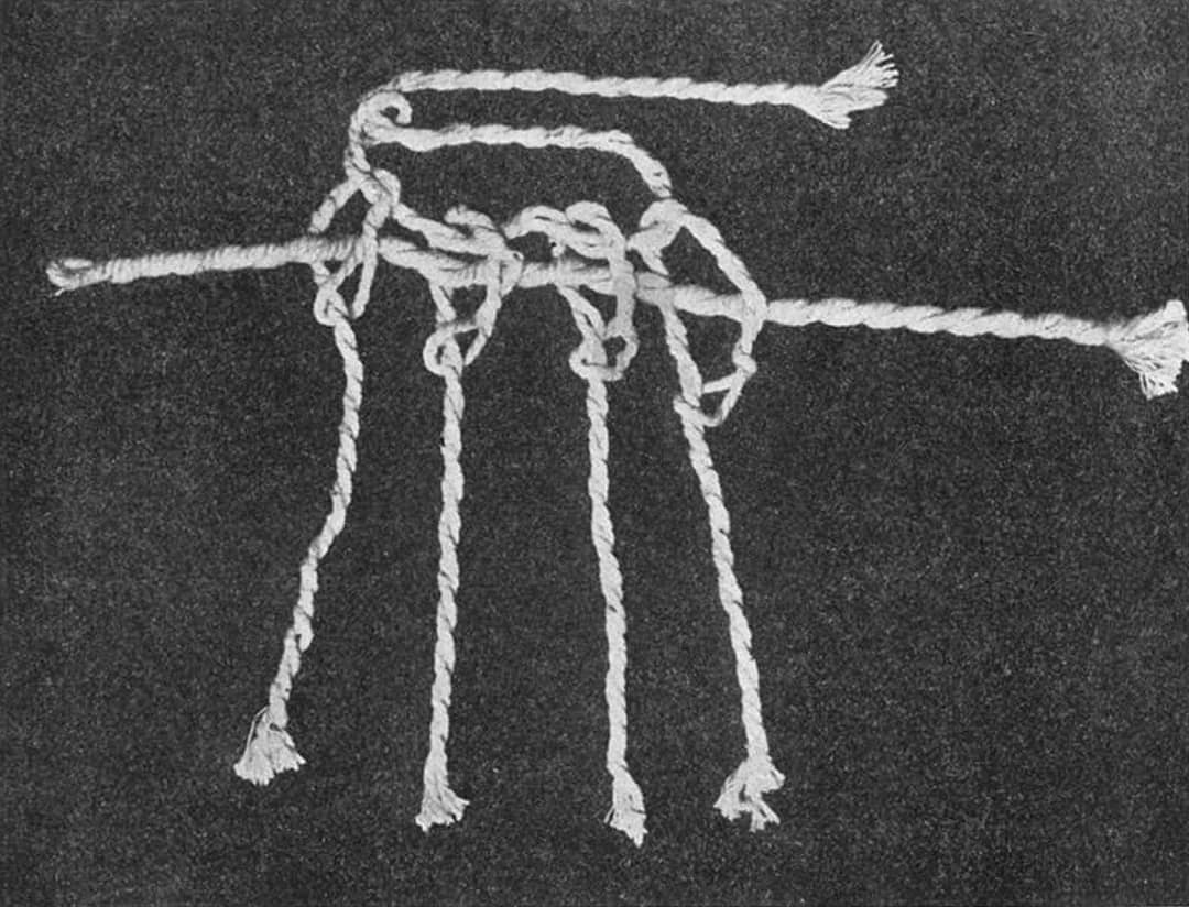 Disegno storico di un quipu con nodi disposti per registrare valori numerici