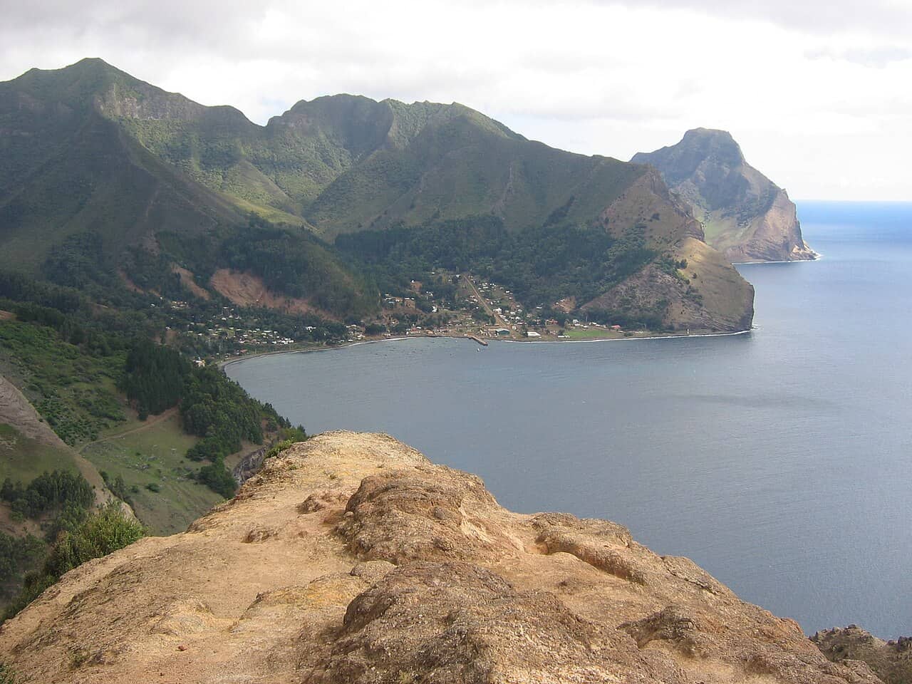 Veduta dell'isola Robinson Crusoe nell'arcipelago Juan Fernández, nel Pacifico al largo del Cile