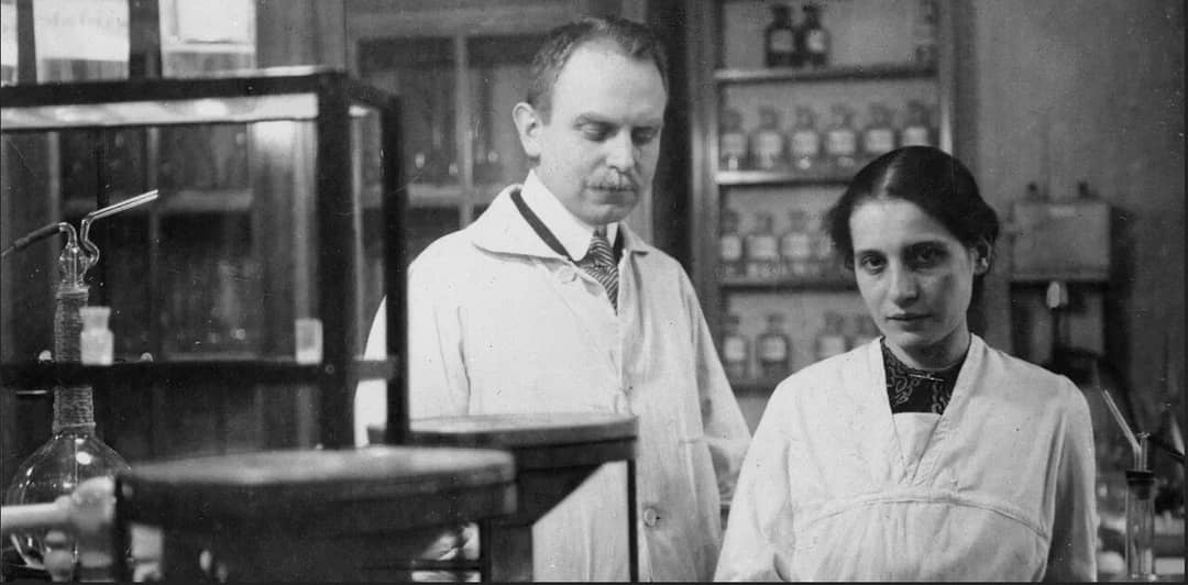 Lise Meitner e Otto Hahn nel loro laboratorio nel 1912