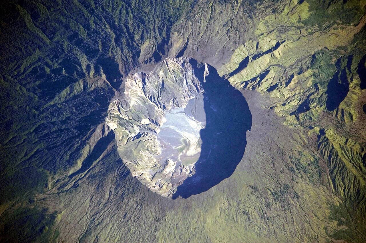 La caldera del vulcano Tambora vista dallo spazio dalla Stazione Spaziale Internazionale