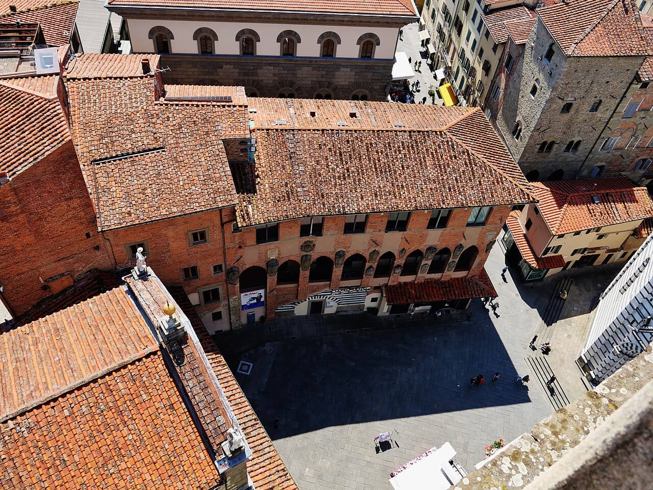 Il campanile e la Piazza del Duomo di Pistoia, sede del festival